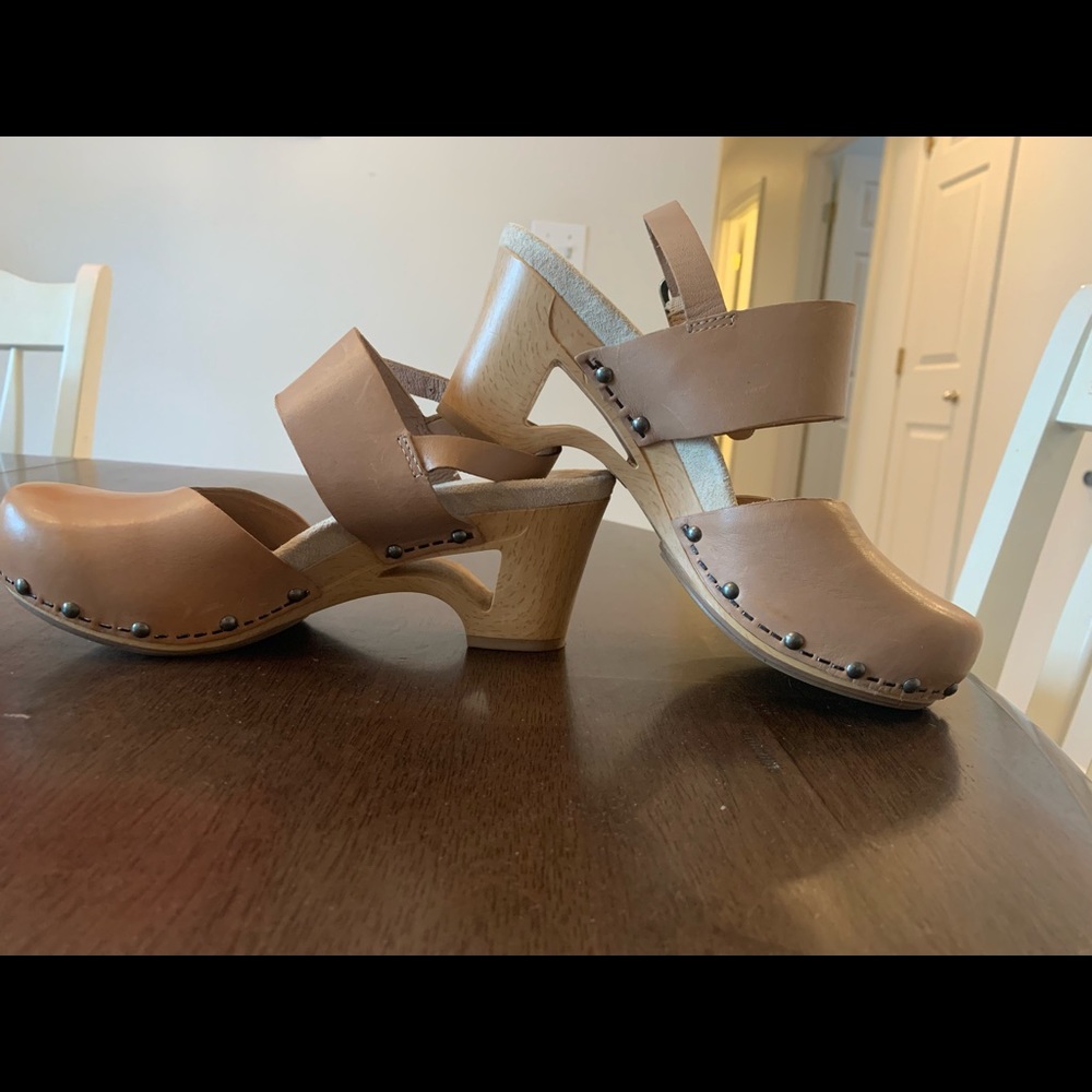 Tan Dansco clogs